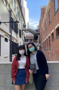 蔡安淘同學與WAHYUDI Vania同學一起寫意地參觀大館。